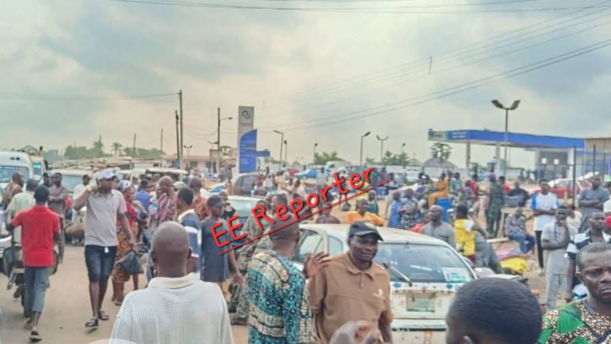 Protesters Barricade Highway Over Gunmen Attacks In Ondo