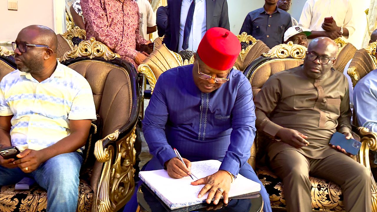 Umahi Pays Condolence Visit To Igwe Family