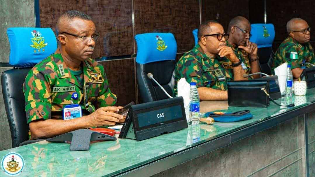 Cas Charges Commanders